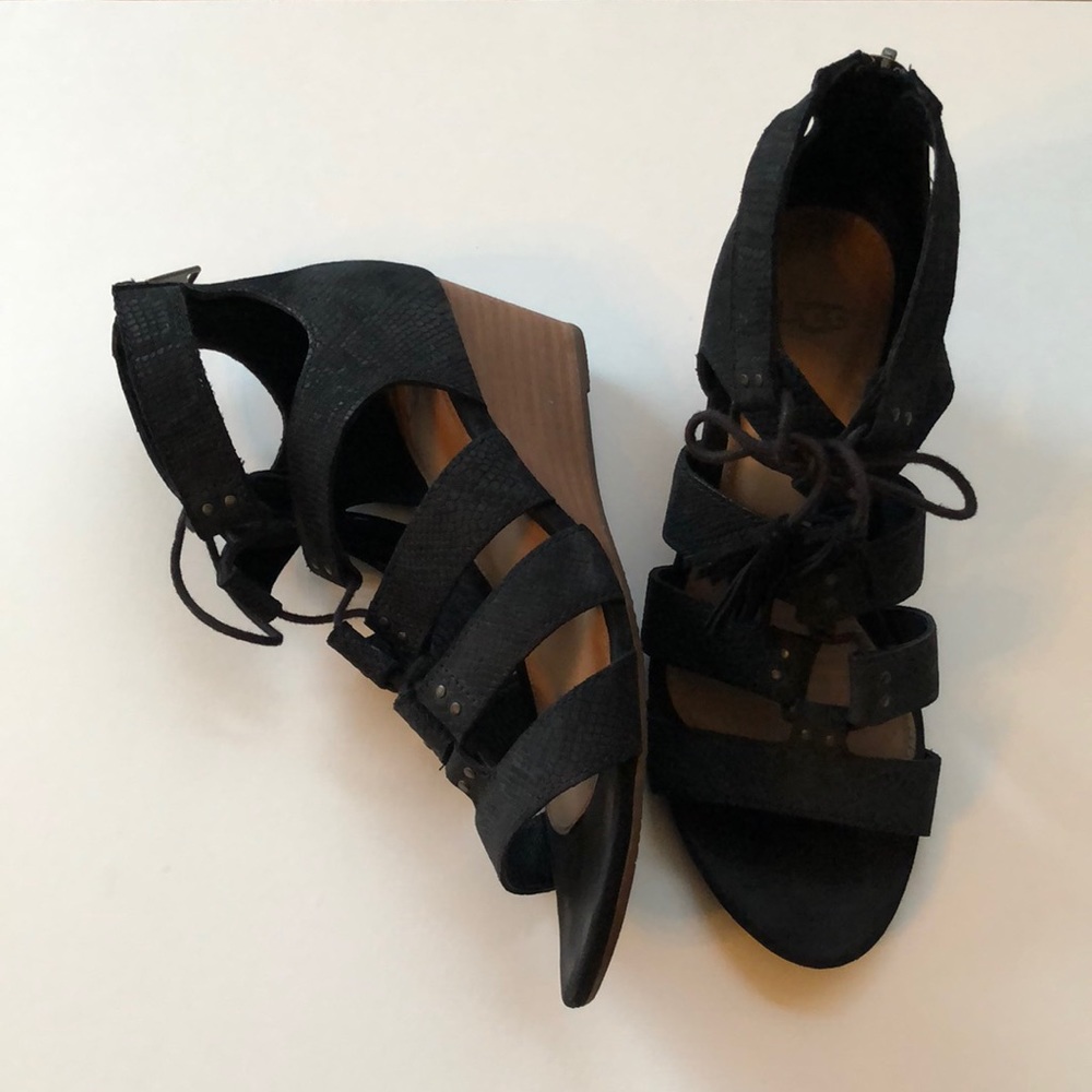 UGG Yasmin Snake Gladiator Wedge Black Leather Sandal Size 7